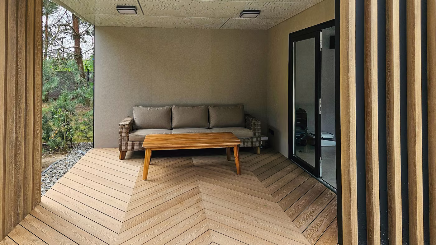 Zadaszona strefa lounge z podłogą w jodełkę