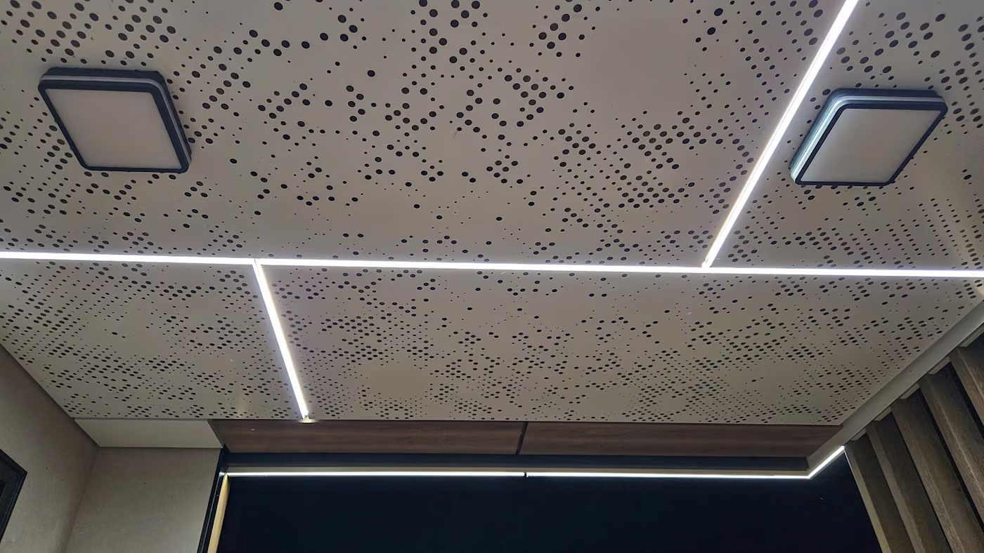 Perforowany sufit z liniowym oświetleniem LED